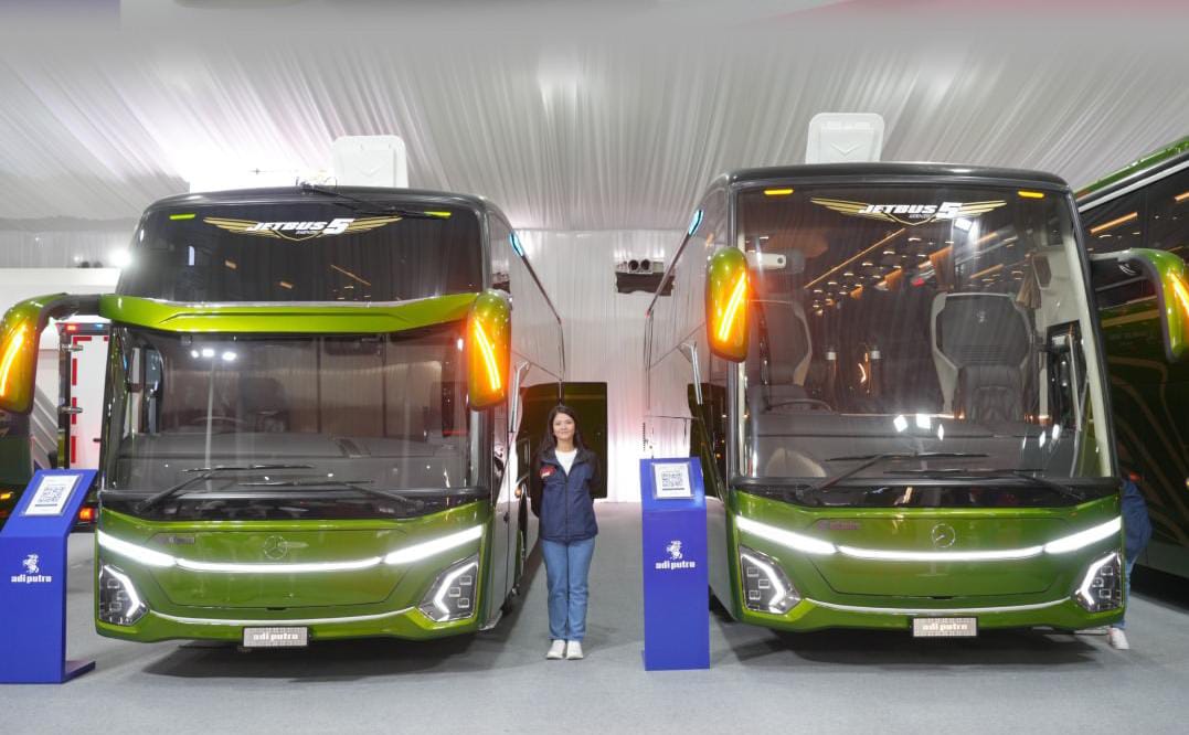 Dua unit bus karoseri Adiputro tampil di booth Adiputro pada ajang GIIAS 2026 di ICE BSD, Tangerang, Banten. Kehadiran produk tersebut menjadi bagian dari inovasi Adiputro untuk menjawab kebutuhan transportasi bus di Indonesia.