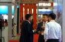 Pengunjung dan peserta pameran berbincang di area stan EDRR Indonesia 2026 di JIEXPO Kemayoran, Jakarta. Pameran ini menghadirkan berbagai inovasi dan teknologi penanggulangan bencana, termasuk solusi tanggap darurat dan peralatan penyelamatan