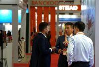 Pengunjung dan peserta pameran berbincang di area stan EDRR Indonesia 2026 di JIEXPO Kemayoran, Jakarta. Pameran ini menghadirkan berbagai inovasi dan teknologi penanggulangan bencana, termasuk solusi tanggap darurat dan peralatan penyelamatan