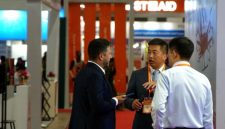 Pengunjung dan peserta pameran berbincang di area stan EDRR Indonesia 2026 di JIEXPO Kemayoran, Jakarta. Pameran ini menghadirkan berbagai inovasi dan teknologi penanggulangan bencana, termasuk solusi tanggap darurat dan peralatan penyelamatan