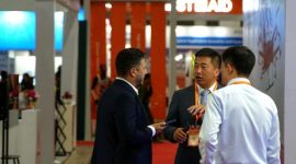 Pengunjung dan peserta pameran berbincang di area stan EDRR Indonesia 2026 di JIEXPO Kemayoran, Jakarta. Pameran ini menghadirkan berbagai inovasi dan teknologi penanggulangan bencana, termasuk solusi tanggap darurat dan peralatan penyelamatan