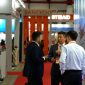 Pengunjung dan peserta pameran berbincang di area stan EDRR Indonesia 2026 di JIEXPO Kemayoran, Jakarta. Pameran ini menghadirkan berbagai inovasi dan teknologi penanggulangan bencana, termasuk solusi tanggap darurat dan peralatan penyelamatan