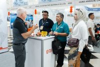 Pengunjung berdiskusi dengan peserta pameran di salah satu stan GIFA dan METEC, Jakarta. Pameran mempertemukan pelaku industri dengan berbagai teknologi dan solusi manufaktur logam.