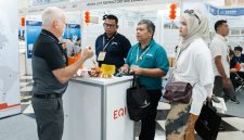 Pengunjung berdiskusi dengan peserta pameran di salah satu stan GIFA dan METEC, Jakarta. Pameran mempertemukan pelaku industri dengan berbagai teknologi dan solusi manufaktur logam.
