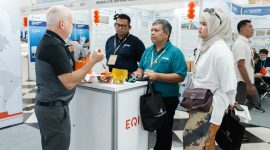 Pengunjung berdiskusi dengan peserta pameran di salah satu stan GIFA dan METEC, Jakarta. Pameran mempertemukan pelaku industri dengan berbagai teknologi dan solusi manufaktur logam.