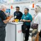 Pengunjung berdiskusi dengan peserta pameran di salah satu stan GIFA dan METEC, Jakarta. Pameran mempertemukan pelaku industri dengan berbagai teknologi dan solusi manufaktur logam.