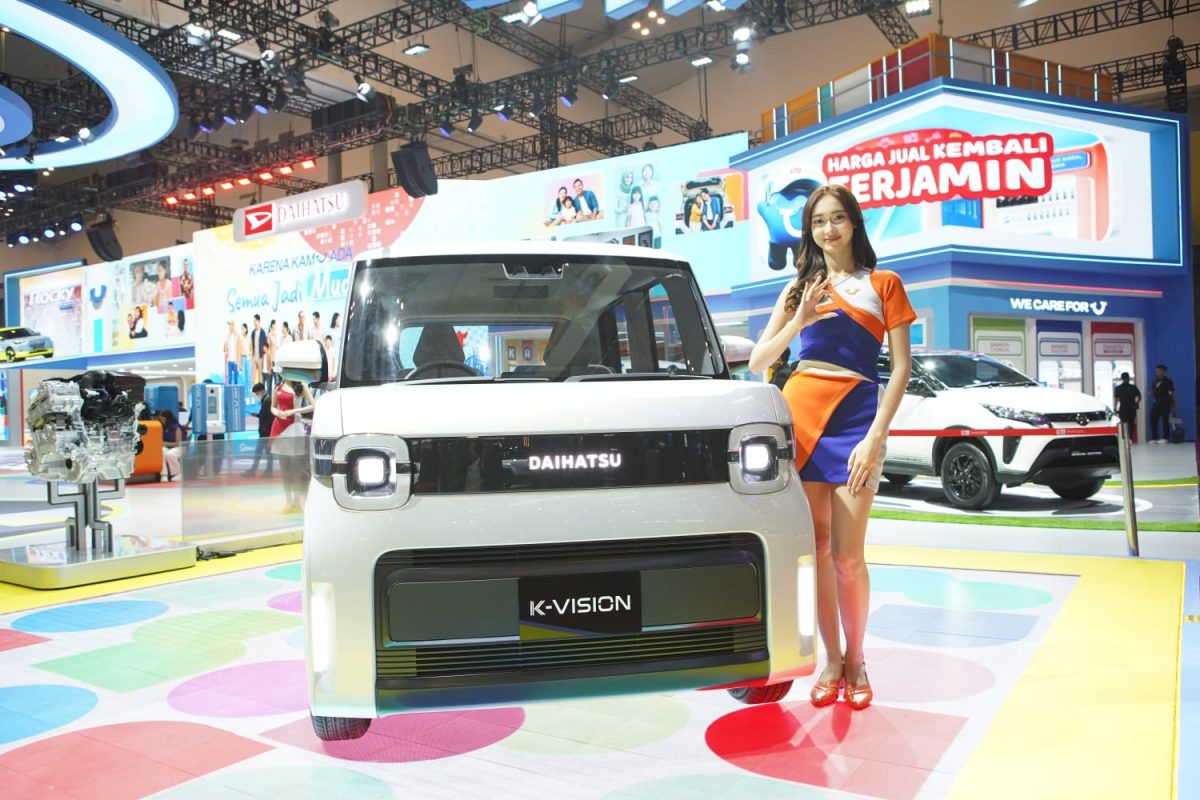 Daihatsu K-Vision tampil di booth Daihatsu selama GIIAS 2026. Mobil konsep ini mengusung desain Kei Car dan teknologi e-SMART HYBRID yang menjadi bagian dari strategi Daihatsu menghadirkan solusi mobilitas masa depan.