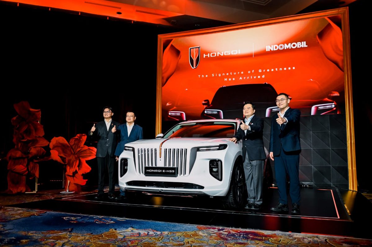 Perwakilan Hongqi dan Indomobil berfoto bersama di samping Hongqi E-HS9 saat peluncuran resmi di Jakarta.