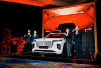 Perwakilan Hongqi dan Indomobil berfoto bersama di samping Hongqi E-HS9 saat peluncuran resmi di Jakarta.