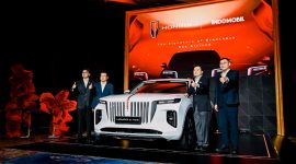Perwakilan Hongqi dan Indomobil berfoto bersama di samping Hongqi E-HS9 saat peluncuran resmi di Jakarta.