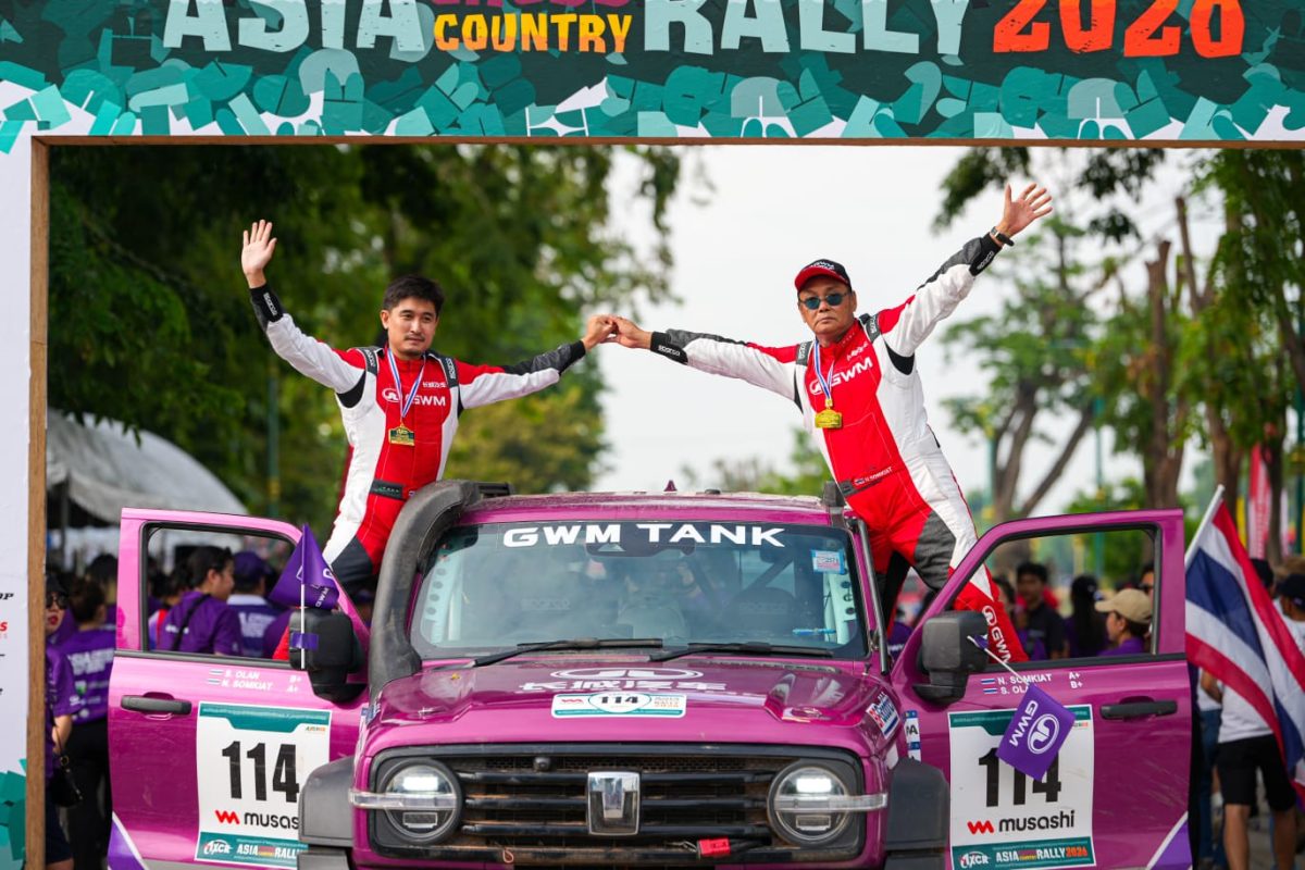 Dua pembalap GWM merayakan keberhasilan menuntaskan Asia Cross Country Rally (AXCR) 2026 di atas GWM TANK 300 bernomor 114. Keduanya mengangkat tangan sebagai bentuk selebrasi setelah melewati garis finis reli dengan medan ekstrem.