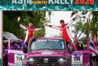 Dua pembalap GWM merayakan keberhasilan menuntaskan Asia Cross Country Rally (AXCR) 2026 di atas GWM TANK 300 bernomor 114. Keduanya mengangkat tangan sebagai bentuk selebrasi setelah melewati garis finis reli dengan medan ekstrem.