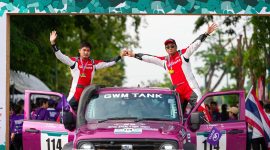 Dua pembalap GWM merayakan keberhasilan menuntaskan Asia Cross Country Rally (AXCR) 2026 di atas GWM TANK 300 bernomor 114. Keduanya mengangkat tangan sebagai bentuk selebrasi setelah melewati garis finis reli dengan medan ekstrem.