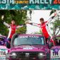 Dua pembalap GWM merayakan keberhasilan menuntaskan Asia Cross Country Rally (AXCR) 2026 di atas GWM TANK 300 bernomor 114. Keduanya mengangkat tangan sebagai bentuk selebrasi setelah melewati garis finis reli dengan medan ekstrem.