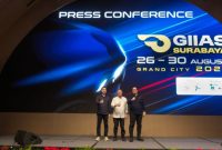 Sekretaris I GAIKINDO Eddy Sumedi (tengah) bersama jajaran GAIKINDO saat konferensi pers GIIAS Surabaya 2026 di Surabaya, Rabu (19/8/2026). Pameran otomotif tersebut akan digelar di Grand City Surabaya pada 26–30 Agustus 2026 dengan menghadirkan 37 merek kendaraan dan tambahan satu hall baru.
