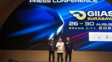 Sekretaris I GAIKINDO Eddy Sumedi (tengah) bersama jajaran GAIKINDO saat konferensi pers GIIAS Surabaya 2026 di Surabaya, Rabu (19/8/2026). Pameran otomotif tersebut akan digelar di Grand City Surabaya pada 26β30 Agustus 2026 dengan menghadirkan 37 merek kendaraan dan tambahan satu hall baru.