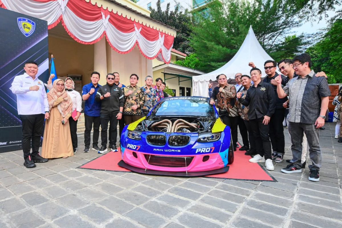 Keterangan foto:
Ketua Umum IMI Moreno Soeprapto, Menteri Ekonomi Kreatif Teuku Riefky Harsya, Founder NMAA Andre Mulyadi, serta jajaran builder dan mitra industri berfoto bersama usai pelepasan BMW Passato menuju SEMA Show 2026 di Museum Joang '45, Jakarta, Rabu (19/8/2026).