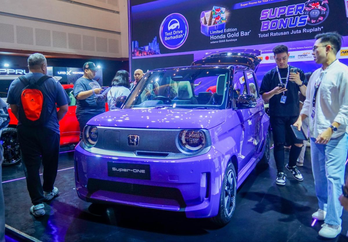 Honda Super One tampil di ajang pameran otomotif di Surabaya. Mobil listrik tersebut menjadi salah satu daya tarik pengunjung yang hadir untuk melihat langsung jajaran kendaraan Honda