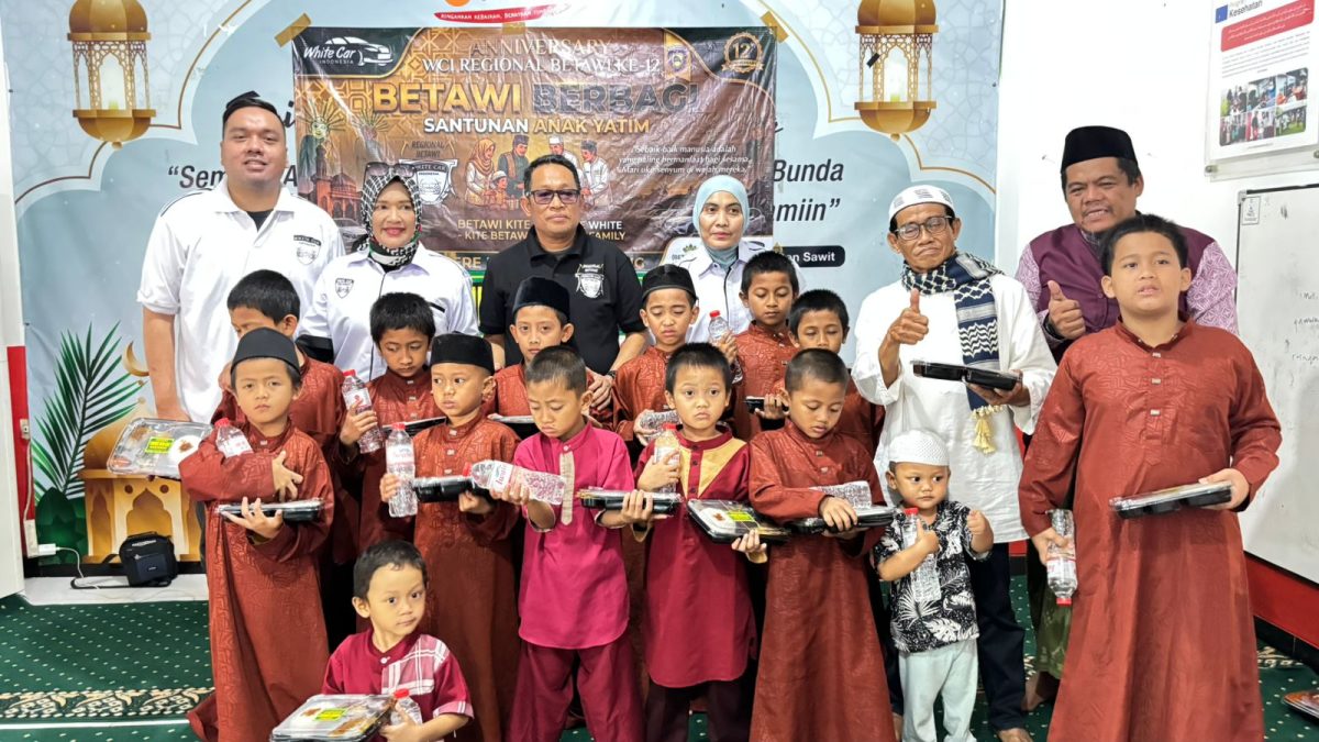 Pengurus dan member White Car Indonesia (WCI) Regional Betawi bersama anak-anak yatim dan dhuafa Mizan Amanah, Duren Sawit, Jakarta Timur, saat kegiatan berbagi dalam rangka Milad ke-12 WCI Regbet, Jumat (28/8/2026).