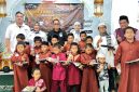 Pengurus dan member White Car Indonesia (WCI) Regional Betawi bersama anak-anak yatim dan dhuafa Mizan Amanah, Duren Sawit, Jakarta Timur, saat kegiatan berbagi dalam rangka Milad ke-12 WCI Regbet, Jumat (28/8/2026).