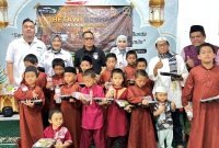 Pengurus dan member White Car Indonesia (WCI) Regional Betawi bersama anak-anak yatim dan dhuafa Mizan Amanah, Duren Sawit, Jakarta Timur, saat kegiatan berbagi dalam rangka Milad ke-12 WCI Regbet, Jumat (28/8/2026).