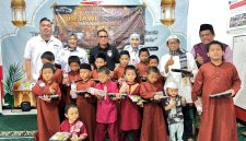 Pengurus dan member White Car Indonesia (WCI) Regional Betawi bersama anak-anak yatim dan dhuafa Mizan Amanah, Duren Sawit, Jakarta Timur, saat kegiatan berbagi dalam rangka Milad ke-12 WCI Regbet, Jumat (28/8/2026).