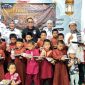 Pengurus dan member White Car Indonesia (WCI) Regional Betawi bersama anak-anak yatim dan dhuafa Mizan Amanah, Duren Sawit, Jakarta Timur, saat kegiatan berbagi dalam rangka Milad ke-12 WCI Regbet, Jumat (28/8/2026).