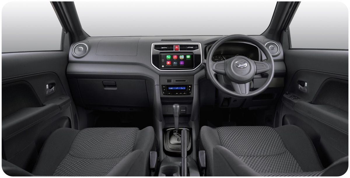 Interior Terios Special Edition mendapat penyegaran melalui aksen silver pada dashboard, ornamen black metallic, chrome inside door handle, serta dilengkapi rear camera untuk meningkatkan kenyamanan dan kemudahan saat berkendara.