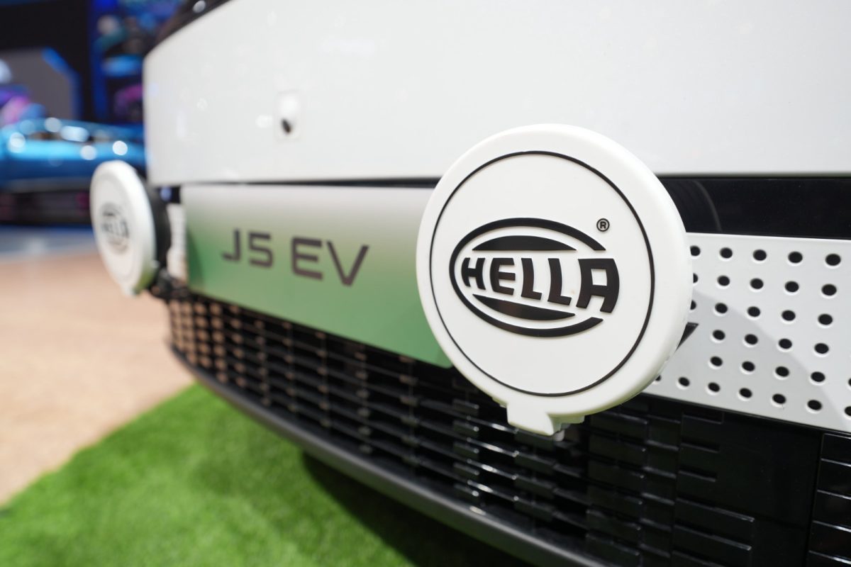 JAECOO J5 EV tampil dengan aksesori lampu tambahan HELLA di bagian depan kendaraan, mempertegas karakter SUV listrik yang siap mendukung mobilitas keluarga sekaligus aktivitas luar ruang.