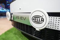 JAECOO J5 EV tampil dengan aksesori lampu tambahan HELLA di bagian depan kendaraan, mempertegas karakter SUV listrik yang siap mendukung mobilitas keluarga sekaligus aktivitas luar ruang.