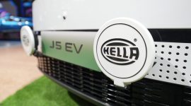 JAECOO J5 EV tampil dengan aksesori lampu tambahan HELLA di bagian depan kendaraan, mempertegas karakter SUV listrik yang siap mendukung mobilitas keluarga sekaligus aktivitas luar ruang.
