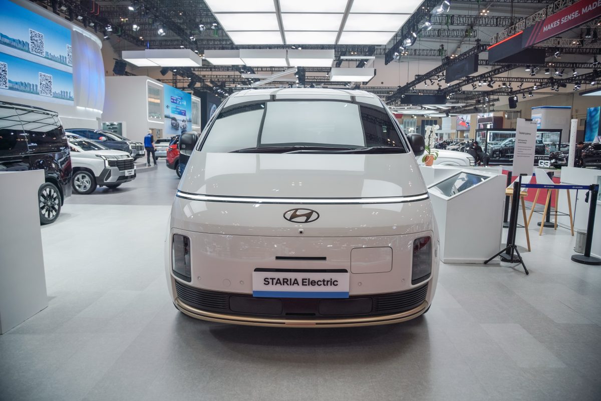 Hyundai memperkenalkan the New STARIA Electric di GIIAS 2026, menghadirkan MPV premium bertenaga listrik dengan jarak tempuh hingga 544 km dalam sekali pengisian daya berdasarkan pengujian NEDC.