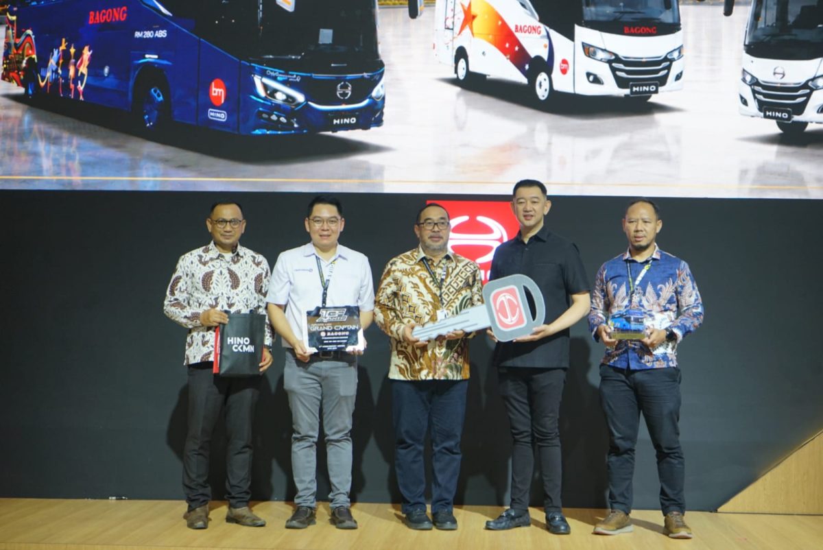 Penyerahan simbolis Susilo Darmawan, Sales & After Sales Director HMSI kepada Budi Susilo Owner PO Bagong di booth Hino 