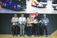 Penyerahan simbolis Susilo Darmawan, Sales & After Sales Director HMSI kepada Budi Susilo Owner PO Bagong di booth Hino 