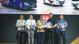 Penyerahan simbolis Susilo Darmawan, Sales & After Sales Director HMSI kepada Budi Susilo Owner PO Bagong di booth Hino 