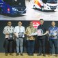 Penyerahan simbolis Susilo Darmawan, Sales & After Sales Director HMSI kepada Budi Susilo Owner PO Bagong di booth Hino 
