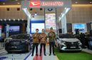 Perwakilan Manajemen Daihatsu Berfoto Bersama di Booth Daihatsu GIIAS Surabaya 2026.JPG_