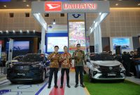 Perwakilan Manajemen Daihatsu Berfoto Bersama di Booth Daihatsu GIIAS Surabaya 2026.JPG_