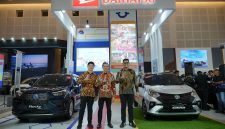 Perwakilan Manajemen Daihatsu Berfoto Bersama di Booth Daihatsu GIIAS Surabaya 2026.JPG_