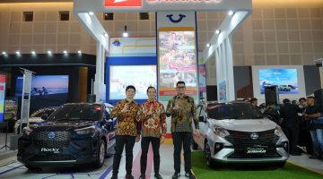 Perwakilan Manajemen Daihatsu Berfoto Bersama di Booth Daihatsu GIIAS Surabaya 2026.JPG_