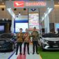 Perwakilan Manajemen Daihatsu Berfoto Bersama di Booth Daihatsu GIIAS Surabaya 2026.JPG_