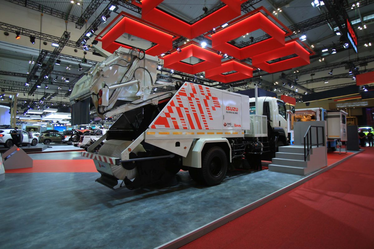 Ket. Isuzu GIGA FVR Road Sweeper hasil kolaborasi PT Isuzu Astra Motor Indonesia (IAMI) dan YMG Tech Mobility dipamerkan di ajang GIIAS 2026 di ICE BSD City, Tangerang. Kendaraan berbasis aplikasi khusus ini dirancang untuk mendukung layanan kebersihan jalan di kawasan perkotaan, industri, dan area komersial dengan performa tinggi serta efisiensi operasional. Dok. Isuzu Astra Motor Indonesia.