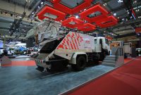 Ket. Isuzu GIGA FVR Road Sweeper hasil kolaborasi PT Isuzu Astra Motor Indonesia (IAMI) dan YMG Tech Mobility dipamerkan di ajang GIIAS 2026 di ICE BSD City, Tangerang. Kendaraan berbasis aplikasi khusus ini dirancang untuk mendukung layanan kebersihan jalan di kawasan perkotaan, industri, dan area komersial dengan performa tinggi serta efisiensi operasional. Dok. Isuzu Astra Motor Indonesia.