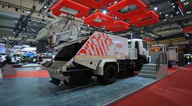 Ket. Isuzu GIGA FVR Road Sweeper hasil kolaborasi PT Isuzu Astra Motor Indonesia (IAMI) dan YMG Tech Mobility dipamerkan di ajang GIIAS 2026 di ICE BSD City, Tangerang. Kendaraan berbasis aplikasi khusus ini dirancang untuk mendukung layanan kebersihan jalan di kawasan perkotaan, industri, dan area komersial dengan performa tinggi serta efisiensi operasional. Dok. Isuzu Astra Motor Indonesia.