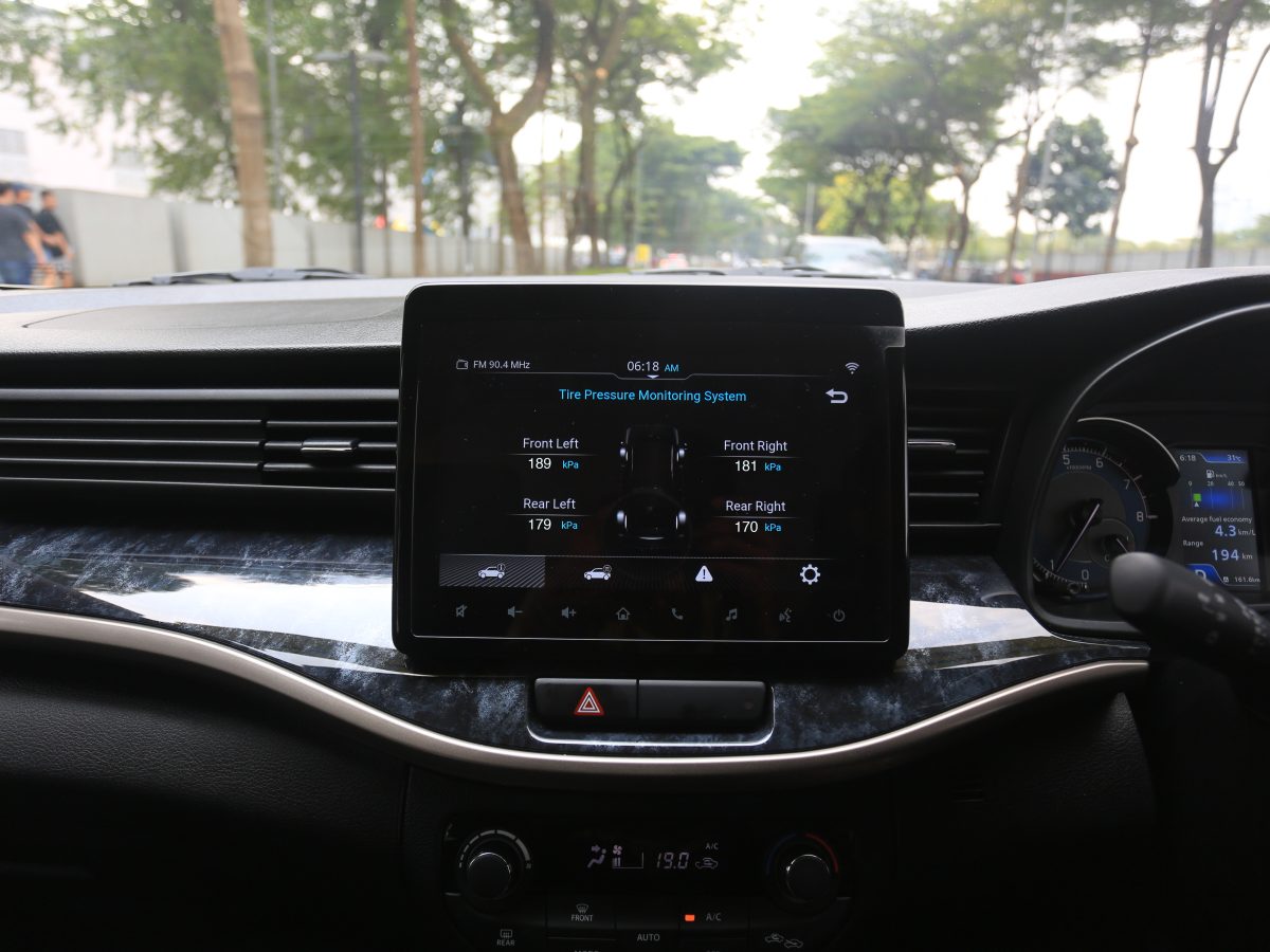 Fitur Tire Pressure Monitoring System (TPMS) pada Suzuki XL7 New Alpha Hybrid menampilkan tekanan udara keempat ban secara real-time melalui layar 9-inch Display Audio, sehingga pengemudi lebih mudah memantau kondisi ban selama perjalanan.