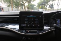Fitur Tire Pressure Monitoring System (TPMS) pada Suzuki XL7 New Alpha Hybrid menampilkan tekanan udara keempat ban secara real-time melalui layar 9-inch Display Audio, sehingga pengemudi lebih mudah memantau kondisi ban selama perjalanan.