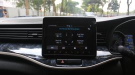 Fitur Tire Pressure Monitoring System (TPMS) pada Suzuki XL7 New Alpha Hybrid menampilkan tekanan udara keempat ban secara real-time melalui layar 9-inch Display Audio, sehingga pengemudi lebih mudah memantau kondisi ban selama perjalanan.