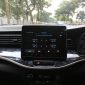 Fitur Tire Pressure Monitoring System (TPMS) pada Suzuki XL7 New Alpha Hybrid menampilkan tekanan udara keempat ban secara real-time melalui layar 9-inch Display Audio, sehingga pengemudi lebih mudah memantau kondisi ban selama perjalanan.
