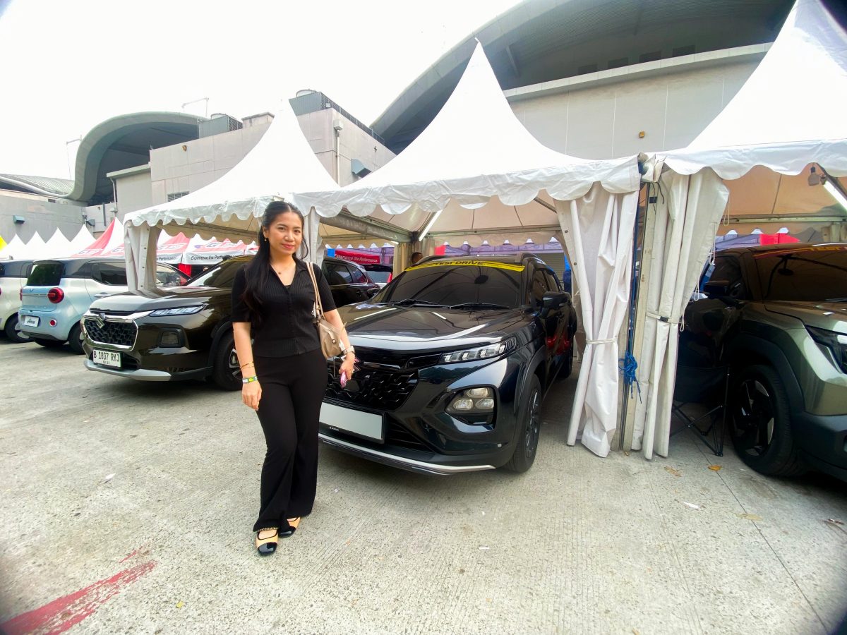Peserta menjajal langsung Suzuki Fronx SGX Hybrid Kuro dalam sesi test drive GIIAS 2026. Pengalaman berkendara ini menjadi kesempatan pengunjung merasakan langsung kenyamanan kabin, fitur, dan teknologi yang ditawarkan varian terbaru Suzuki tersebut.