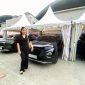 Peserta menjajal langsung Suzuki Fronx SGX Hybrid Kuro dalam sesi test drive GIIAS 2026. Pengalaman berkendara ini menjadi kesempatan pengunjung merasakan langsung kenyamanan kabin, fitur, dan teknologi yang ditawarkan varian terbaru Suzuki tersebut.